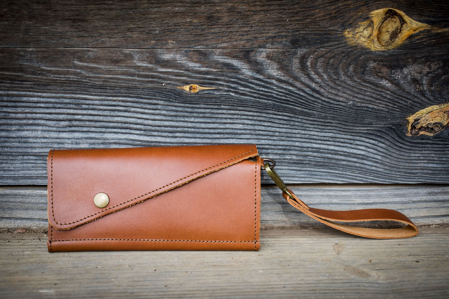 Saddler tri-fold wristlet