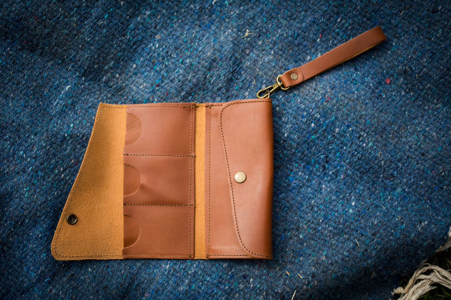 Saddler tri-fold wristlet