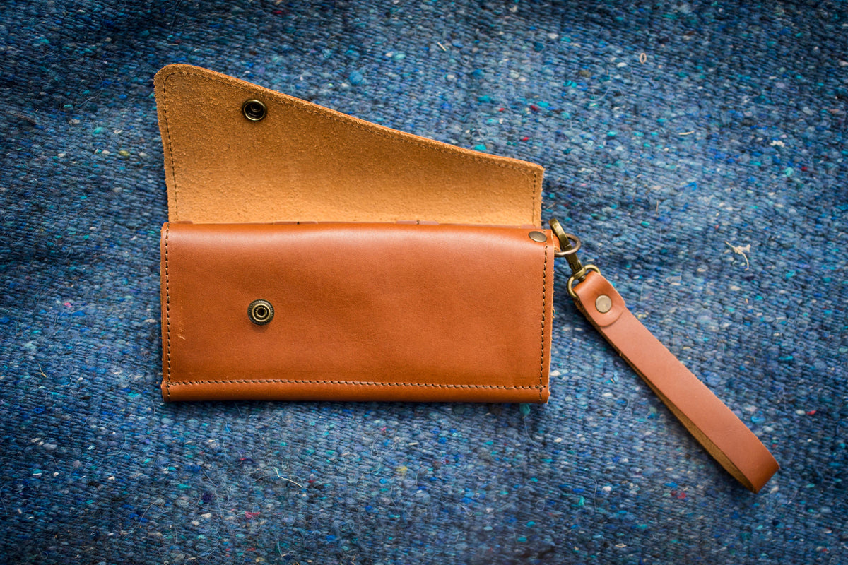Saddler tri-fold wristlet